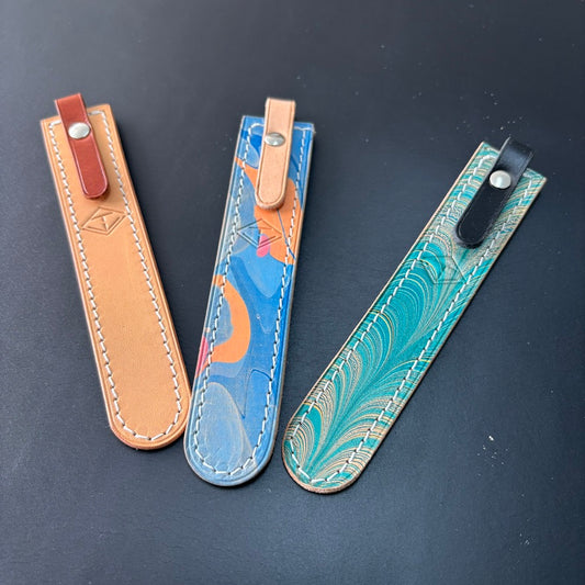 Marcapáginas en cuero marmoleado